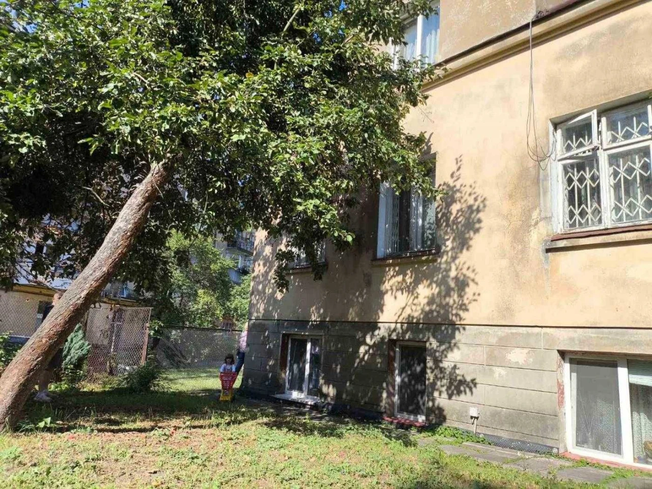 Продається 2 поверхова вілла із цокольним поверхом та власно
