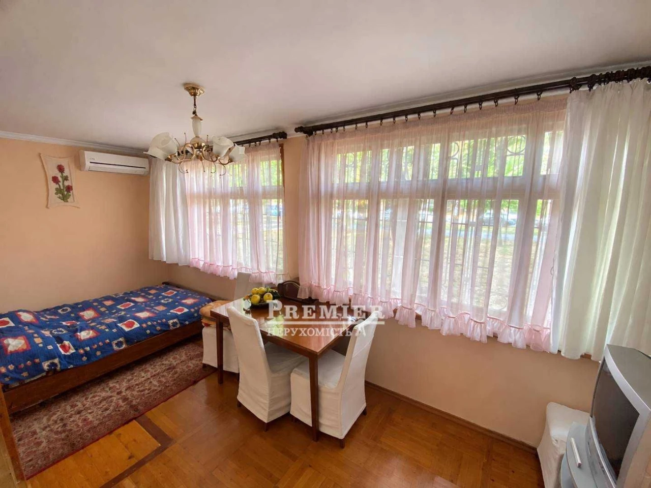 One-bedroom 45 sq m in Cheremushki, legalized balcony, 2 cellars