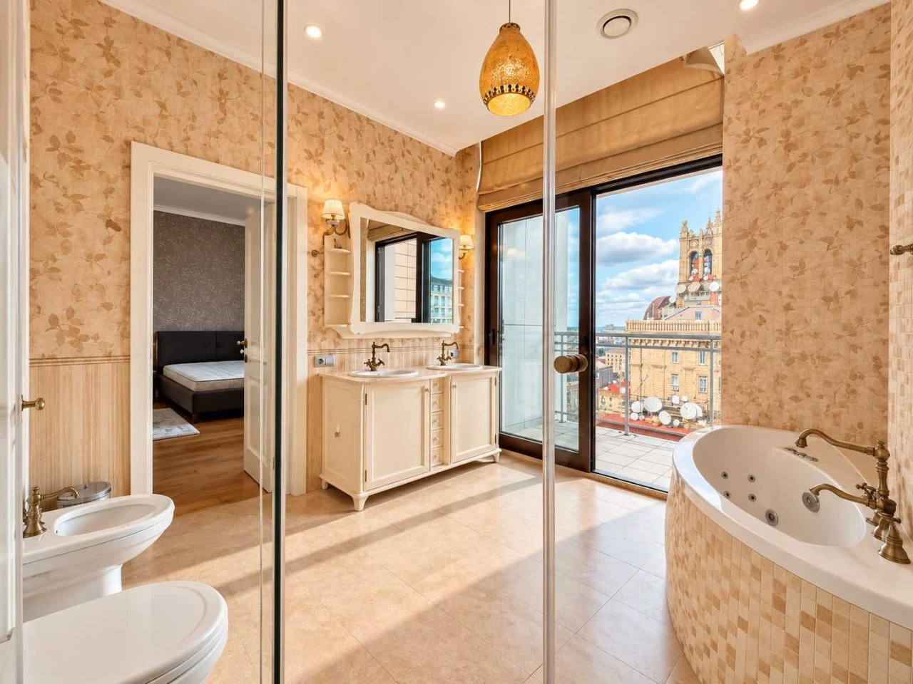 Exclusive ground-floor apartment on Khreshchatyk Street