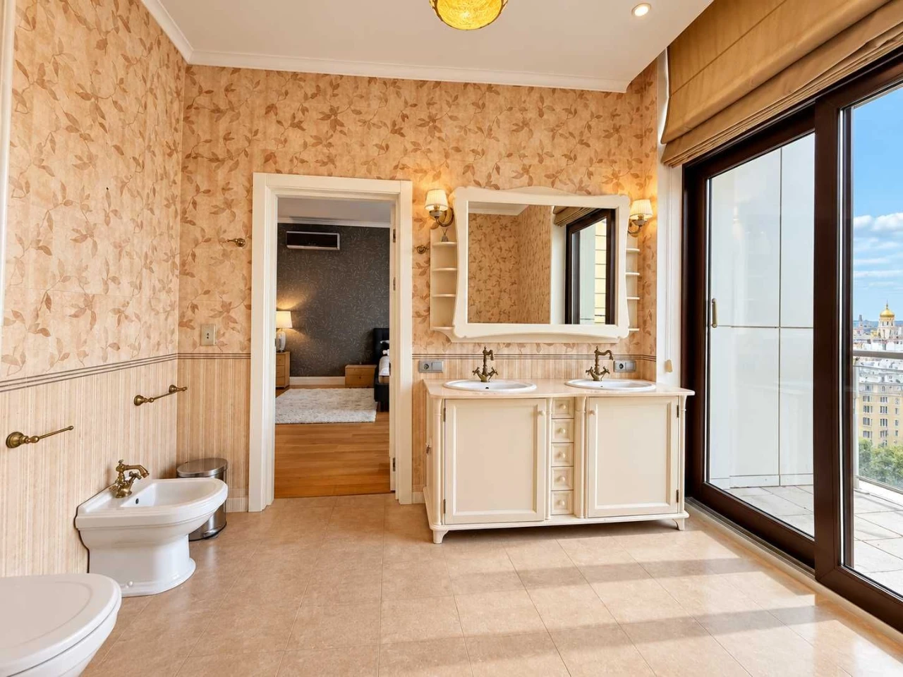 Exclusive ground-floor apartment on Khreshchatyk Street
