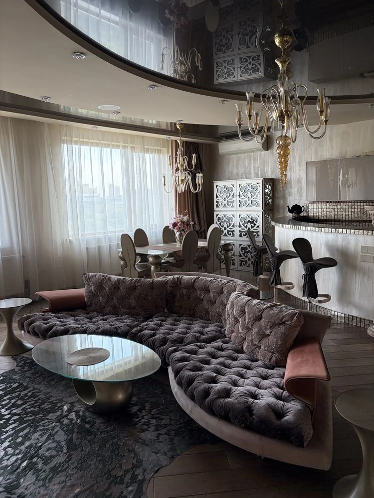 Exclusive 3-bedroom apartment with custom renovation on street