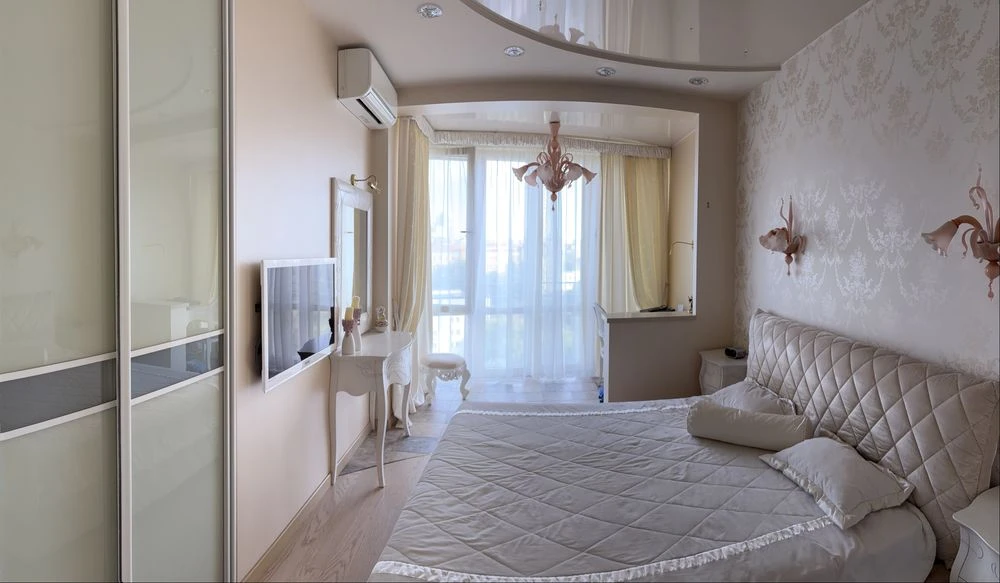 Exclusive 3-bedroom apartment with custom renovation on street