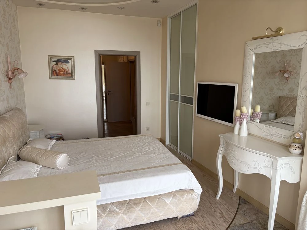 Exclusive 3-bedroom apartment with custom renovation on street