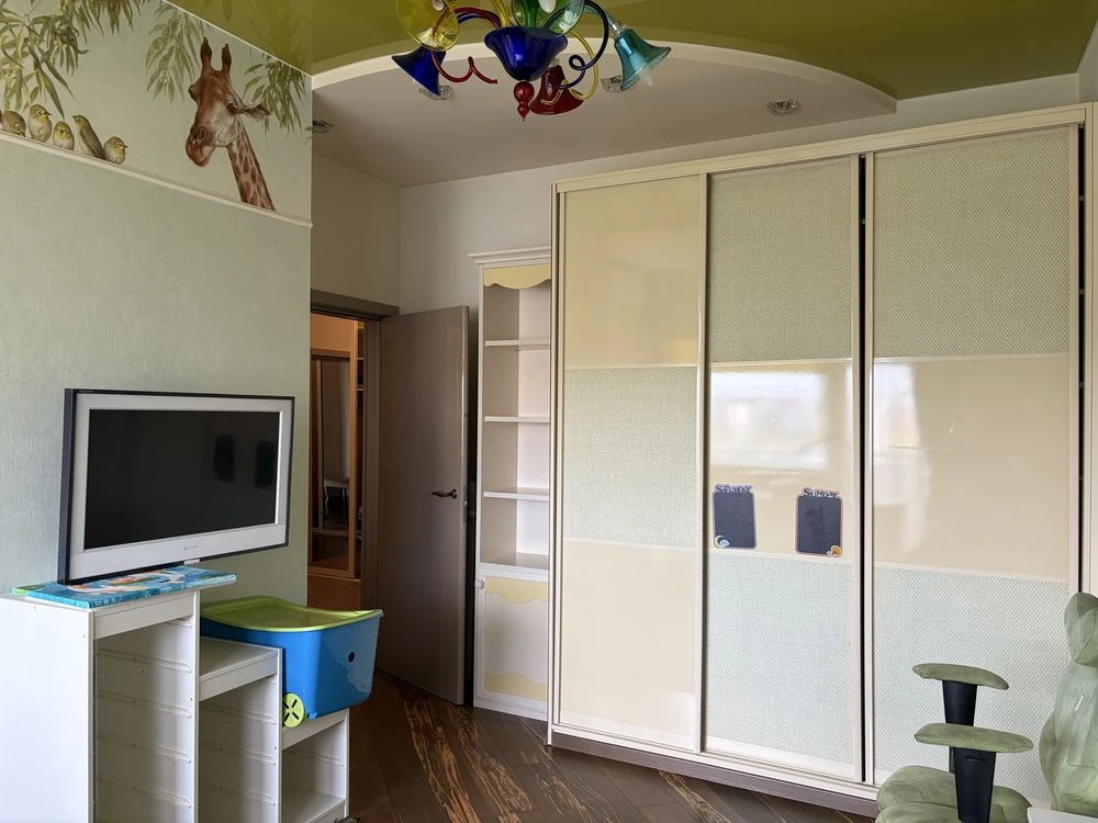 Exclusive 3-bedroom apartment with custom renovation on street