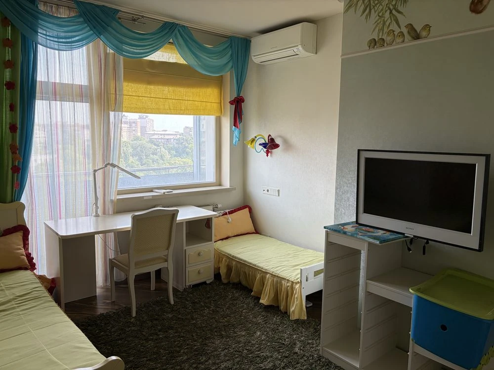 Exclusive 3-bedroom apartment with custom renovation on street