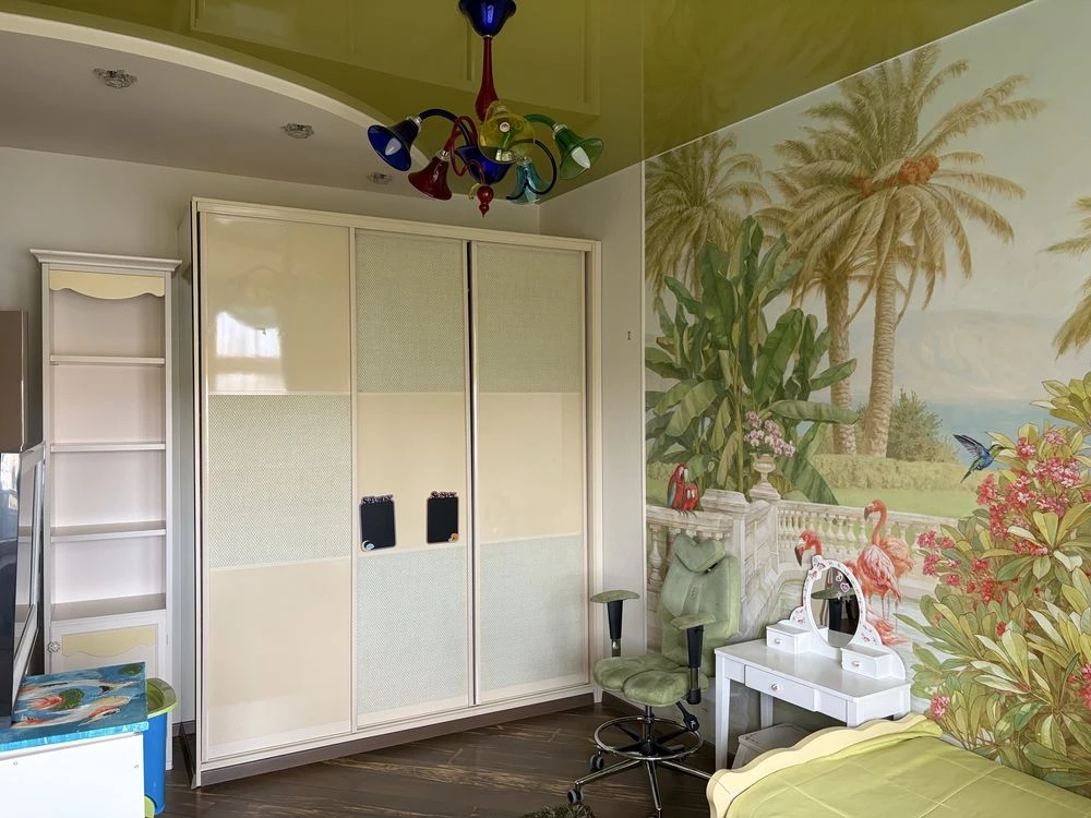 Exclusive 3-bedroom apartment with custom renovation on street