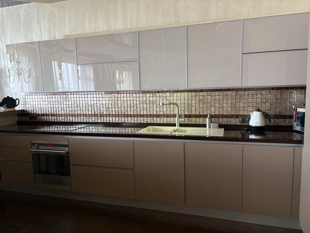 Exclusive 3-bedroom apartment with custom renovation on street