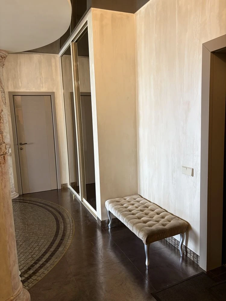 Exclusive 3-bedroom apartment with custom renovation on street