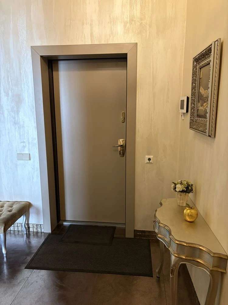 Exclusive 3-bedroom apartment with custom renovation on street