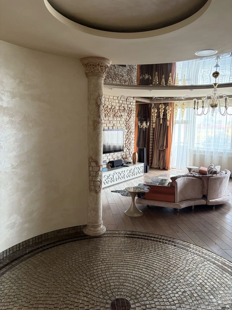 Exclusive 3-bedroom apartment with custom renovation on street