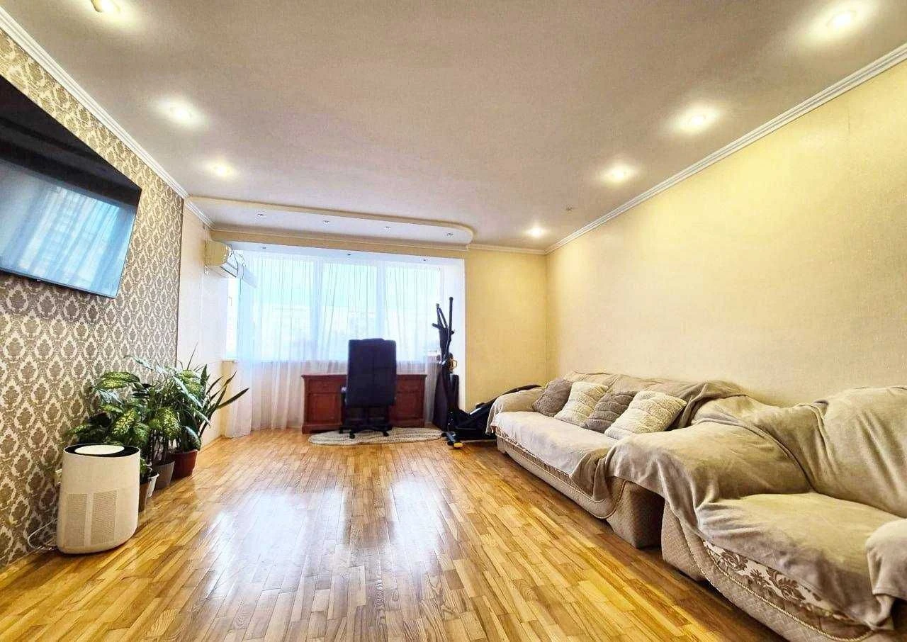 3-bedroom apartment for sale in the city center. Kharkiv Street.