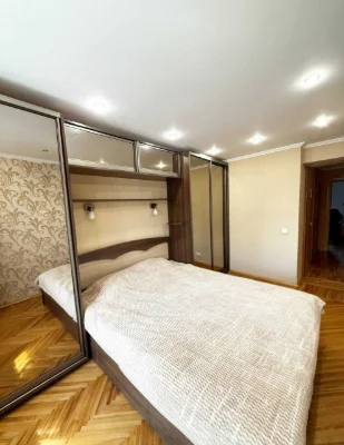 3-bedroom apartment for sale in the city center. Kharkiv Street.