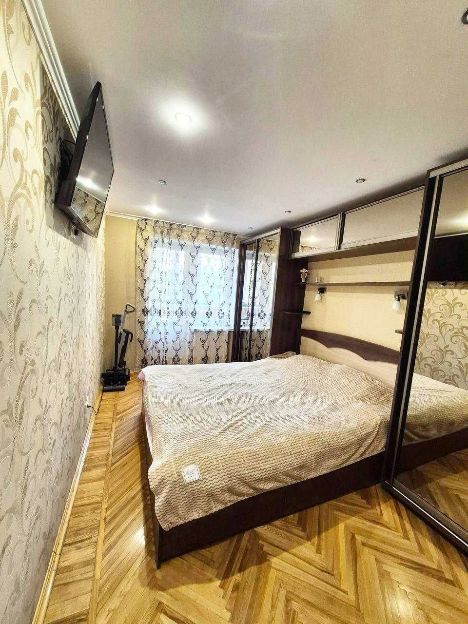 3-bedroom apartment for sale in the city center. Kharkiv Street.