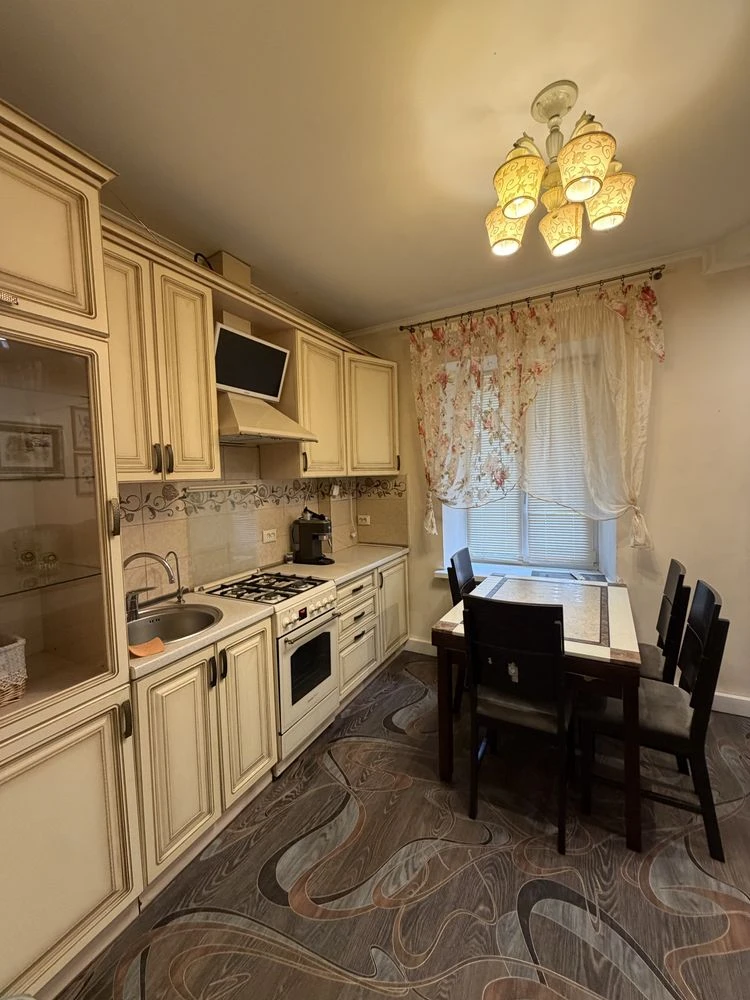 Продам трикімнатну   квартиру Орловська 5