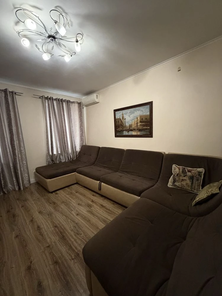 Продам трикімнатну   квартиру Орловська 5