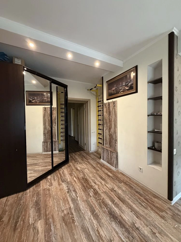 Продам трикімнатну   квартиру Орловська 5