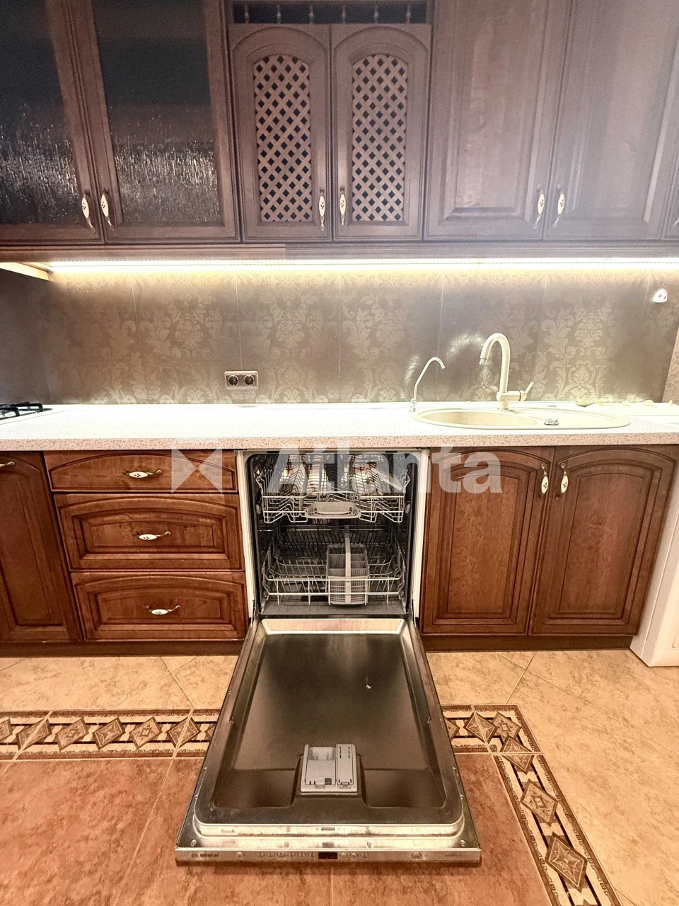 Просторная двухкомнатная квартира площадью 70 м² на улице Па