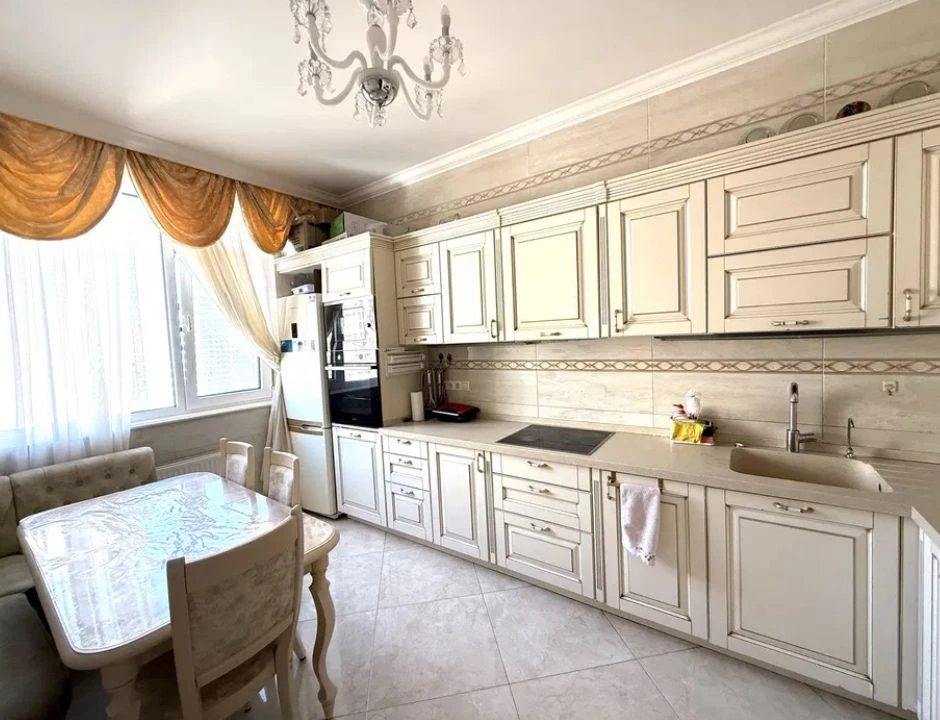 Arcadia! 6 Pearl, three separate bedrooms. Good price.