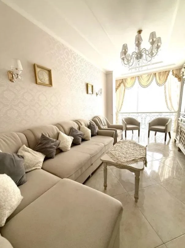 Arcadia! 6 Pearl, three separate bedrooms. Good price.