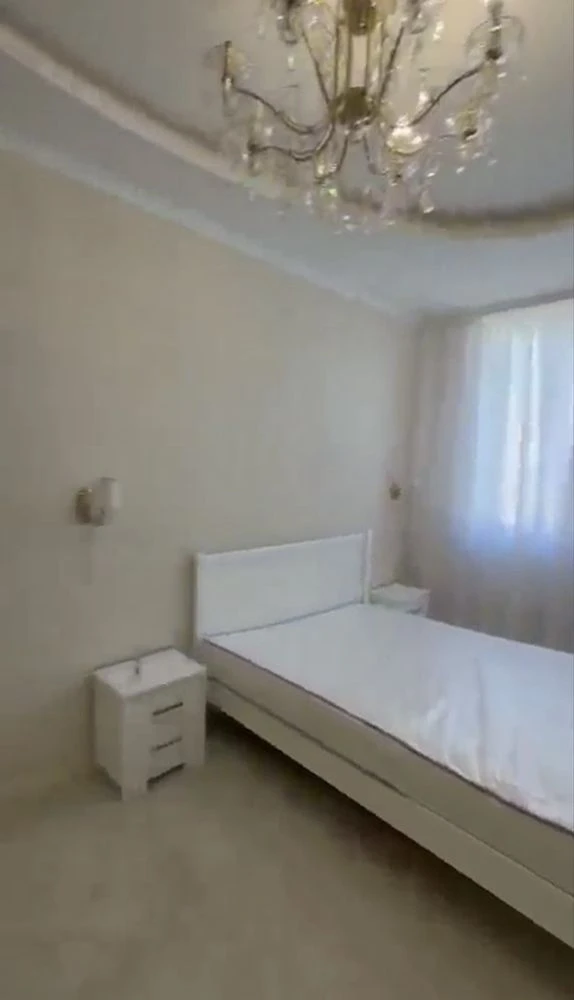 Arcadia! 6 Pearl, three separate bedrooms. Good price.