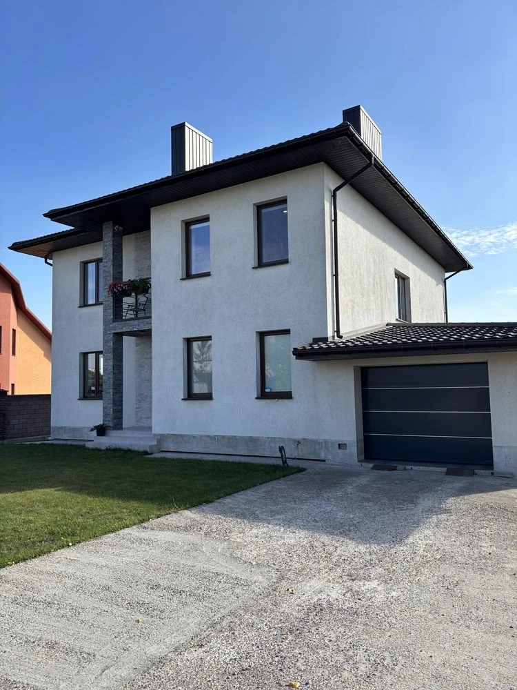 Modern house in Rivne: autonomy, fireplace, shelter