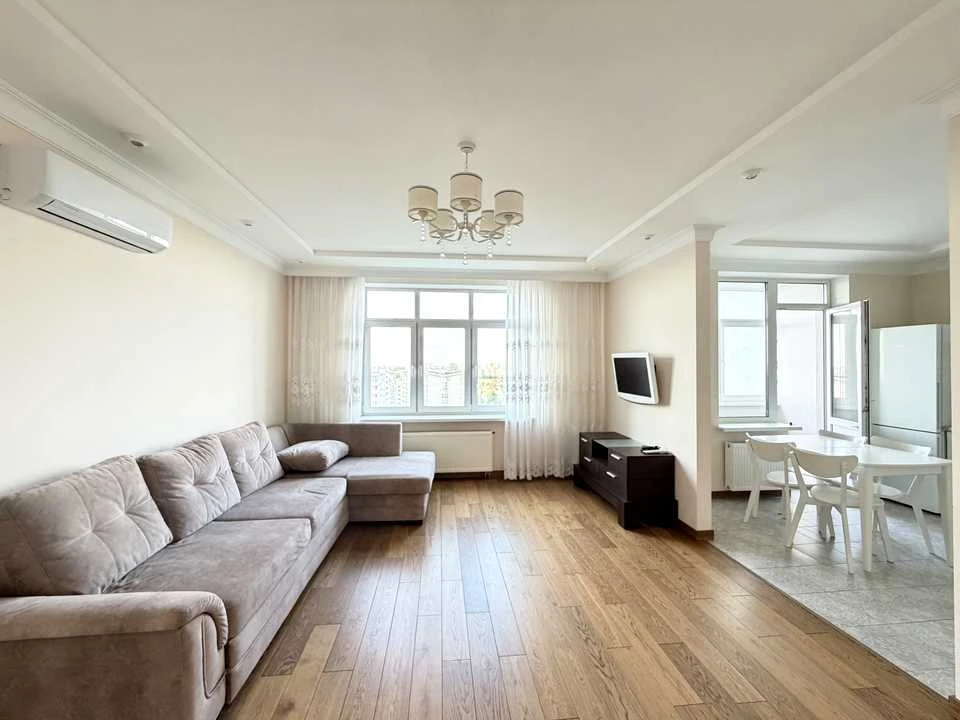 Apartment. Kyiv, Beresteyskyi Ave. (Poles)