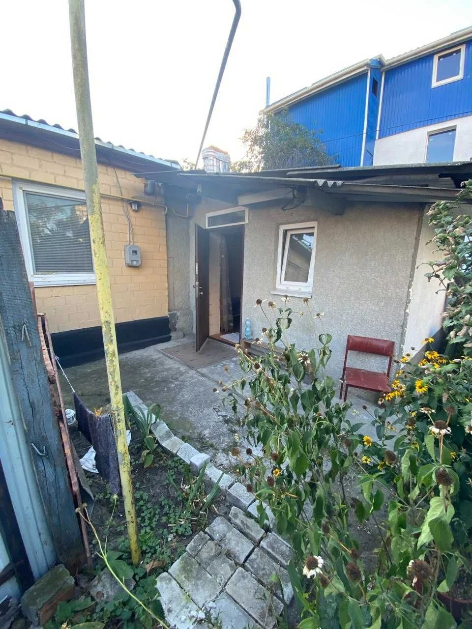 Part of a house, intersection of Blahovsnya and Chekhov streets, residential area