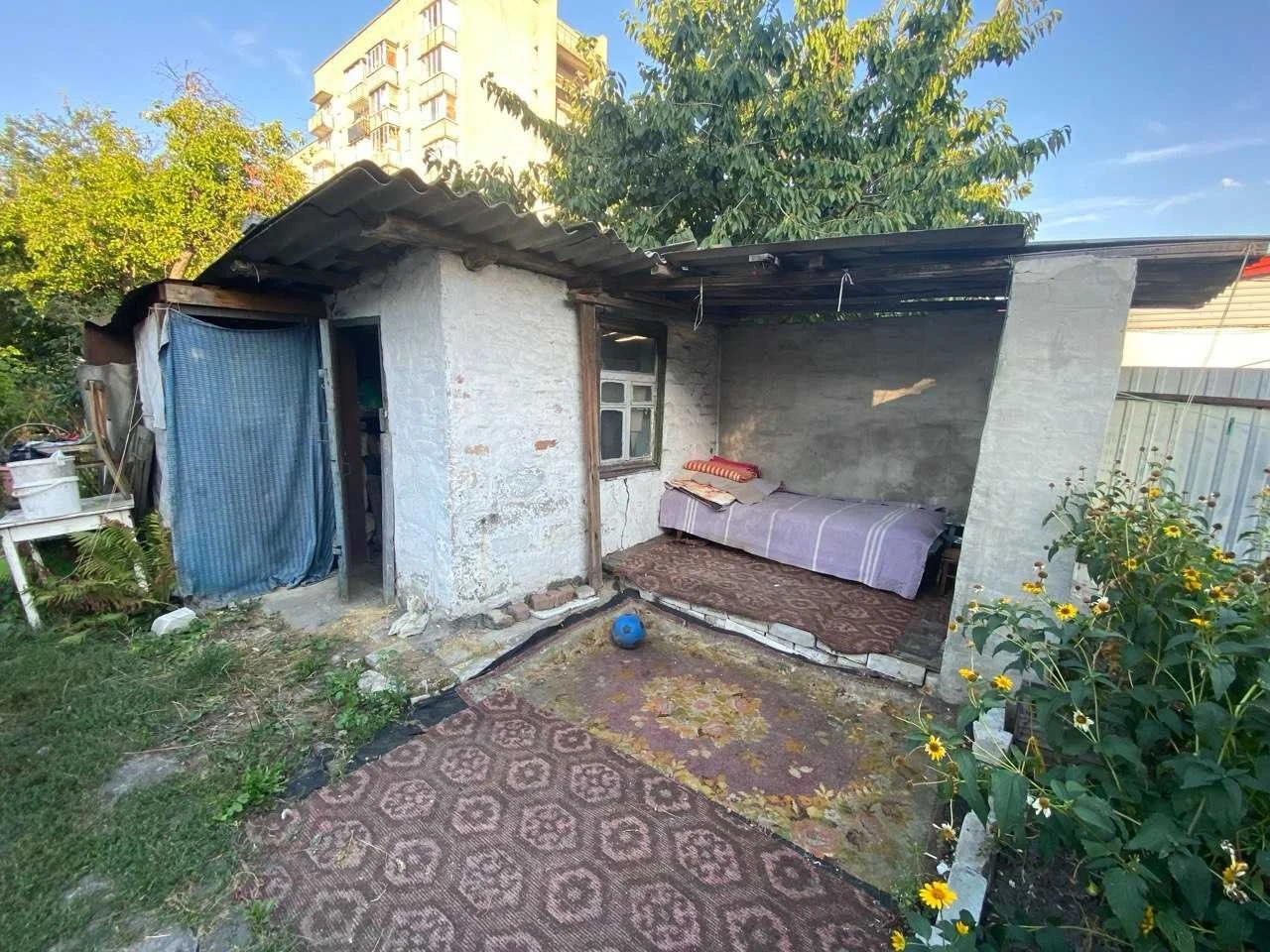Part of a house, intersection of Blahovsnya and Chekhov streets, residential area