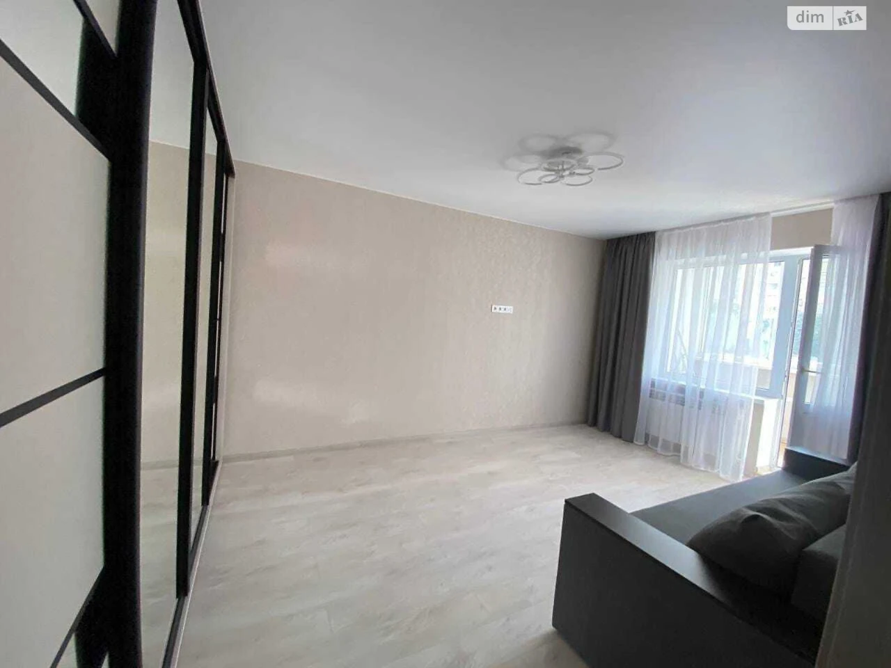 Long-Term Rental Apartment, Poczynki