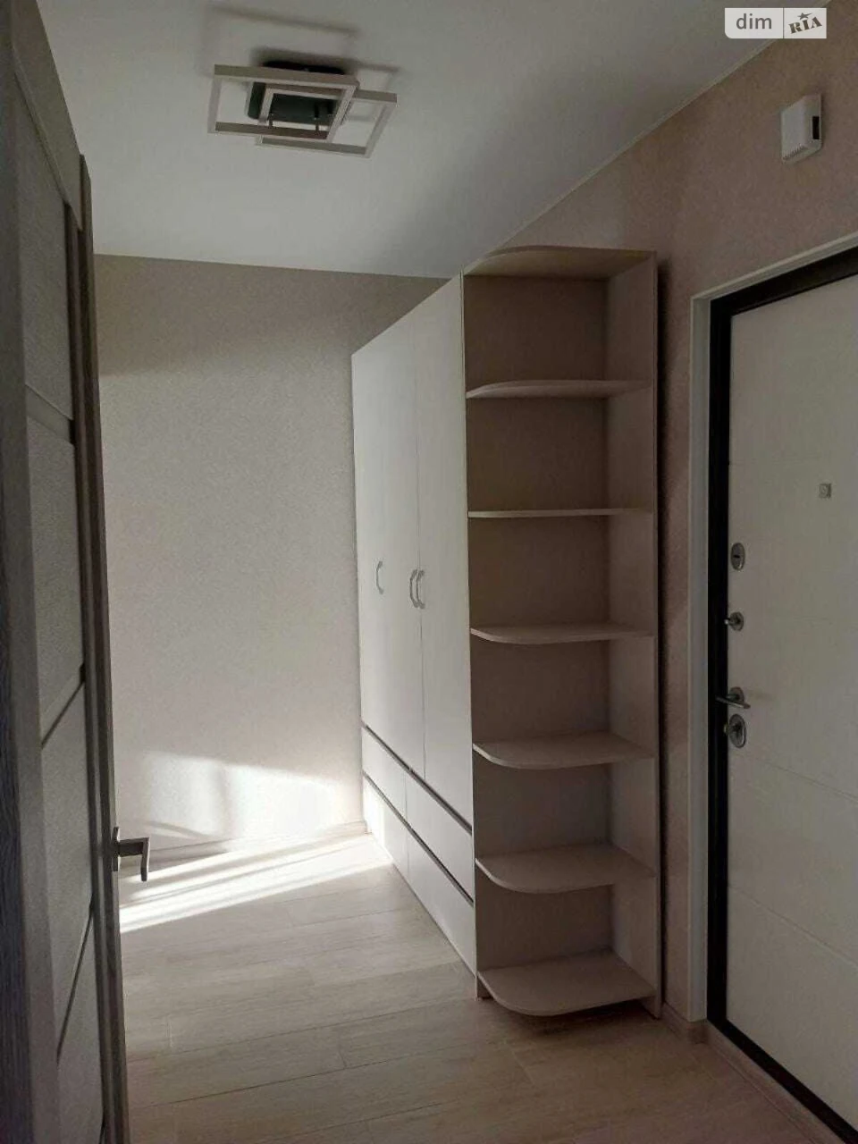 Long-Term Rental Apartment, Poczynki