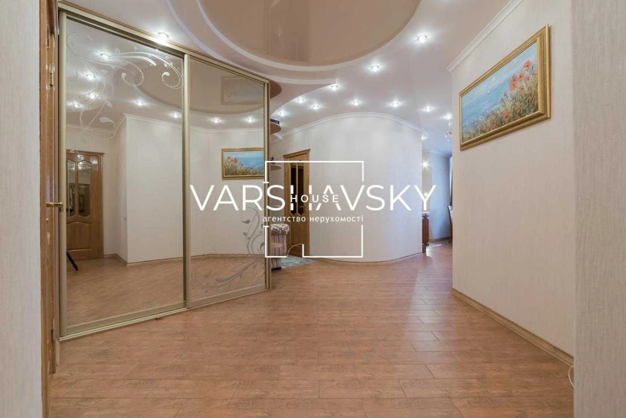 Spacious 3-bedroom apartment for sale near Pozniaky metro, no%