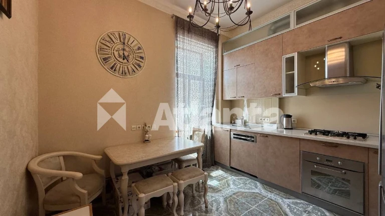 Historical city center. 5 rooms. Renovation