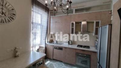 Historical city center. 5 rooms. Renovation