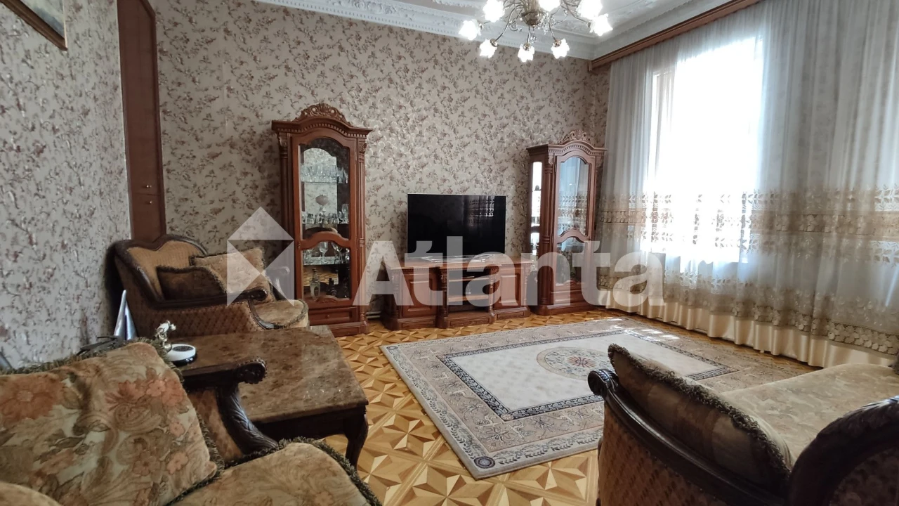 Historical city center. 5 rooms. Renovation