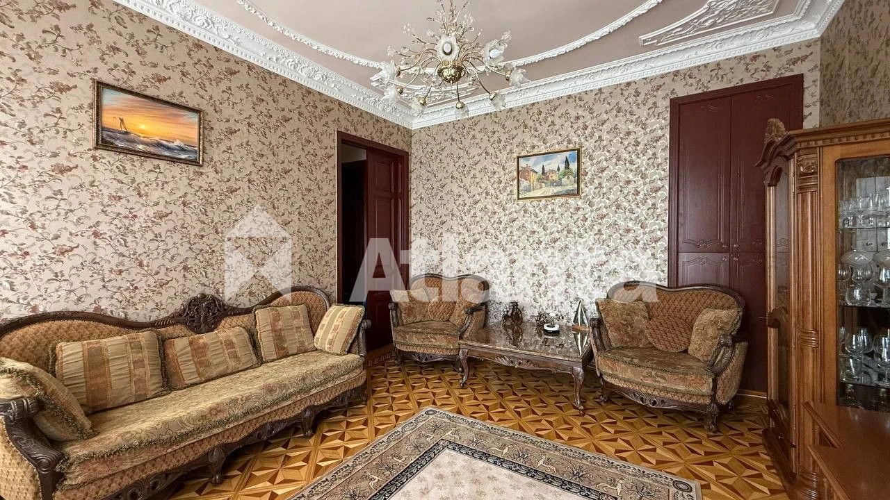 Historical city center. 5 rooms. Renovation