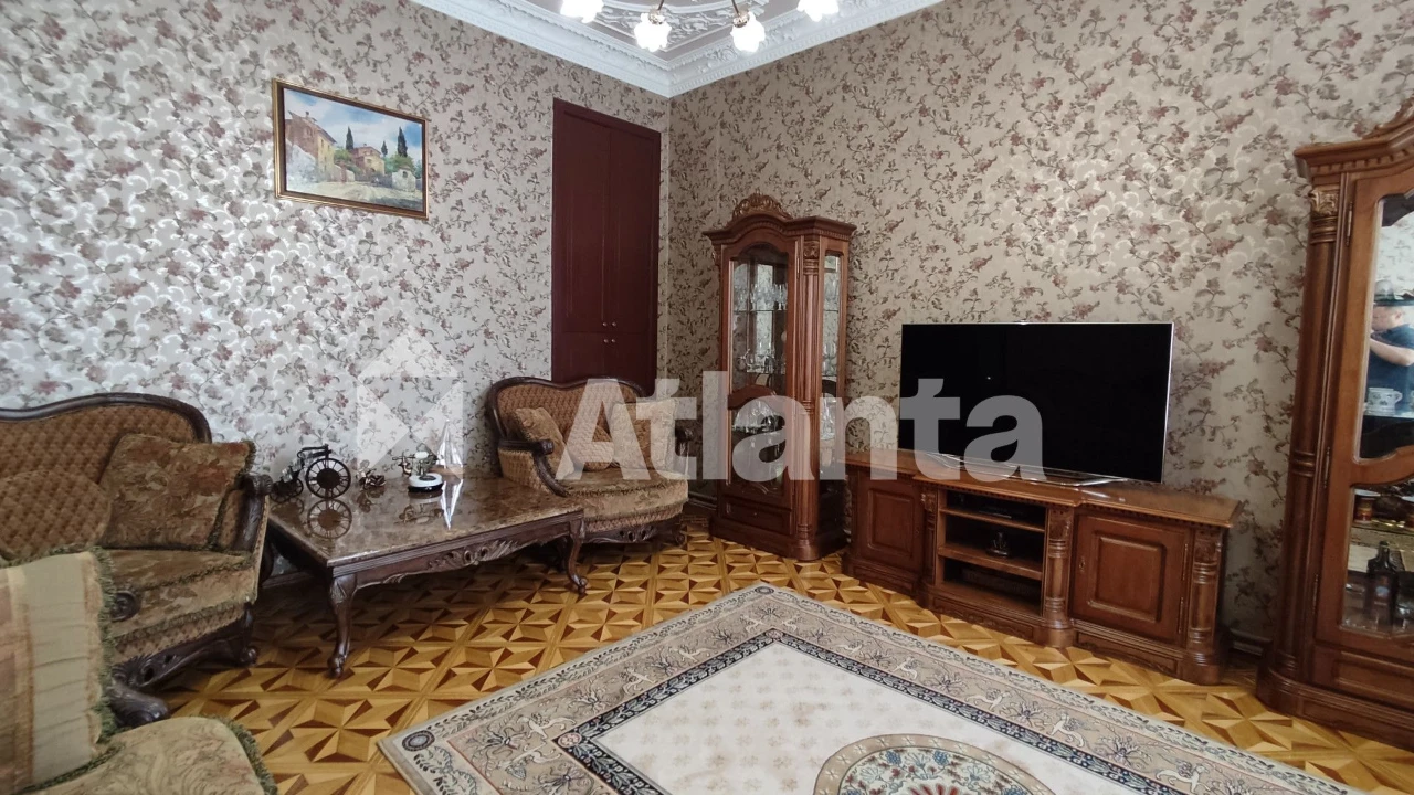 Historical city center. 5 rooms. Renovation