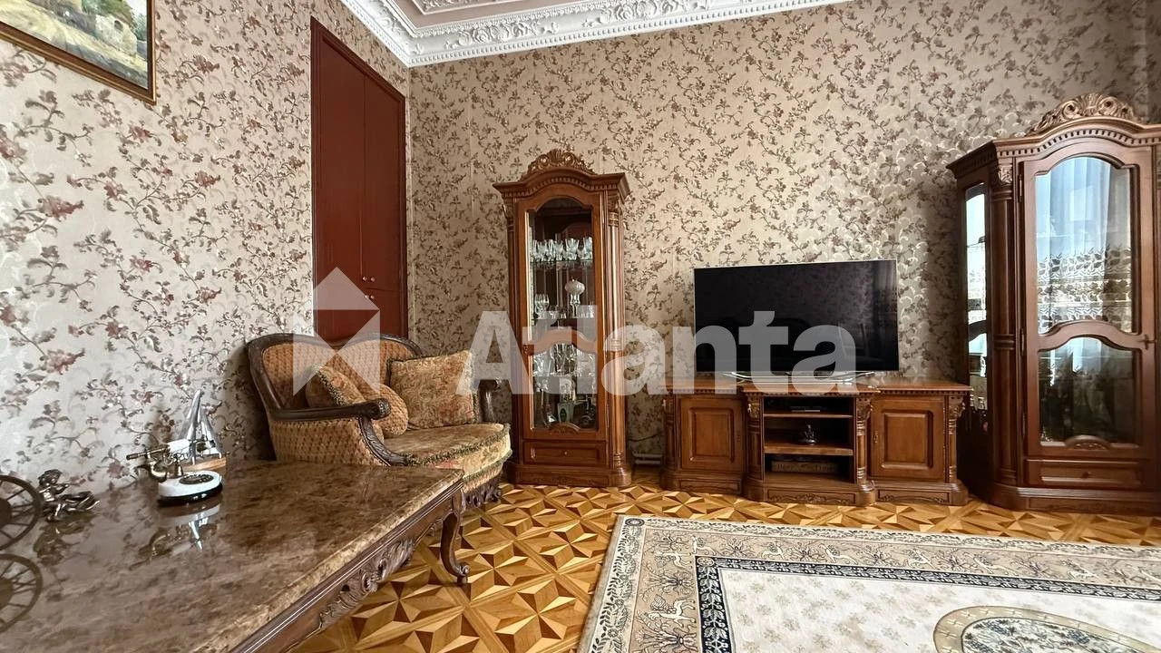 Historical city center. 5 rooms. Renovation