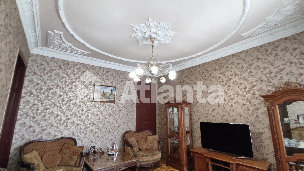 Historical city center. 5 rooms. Renovation