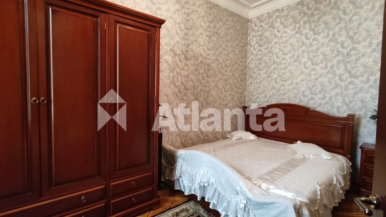 Historical city center. 5 rooms. Renovation