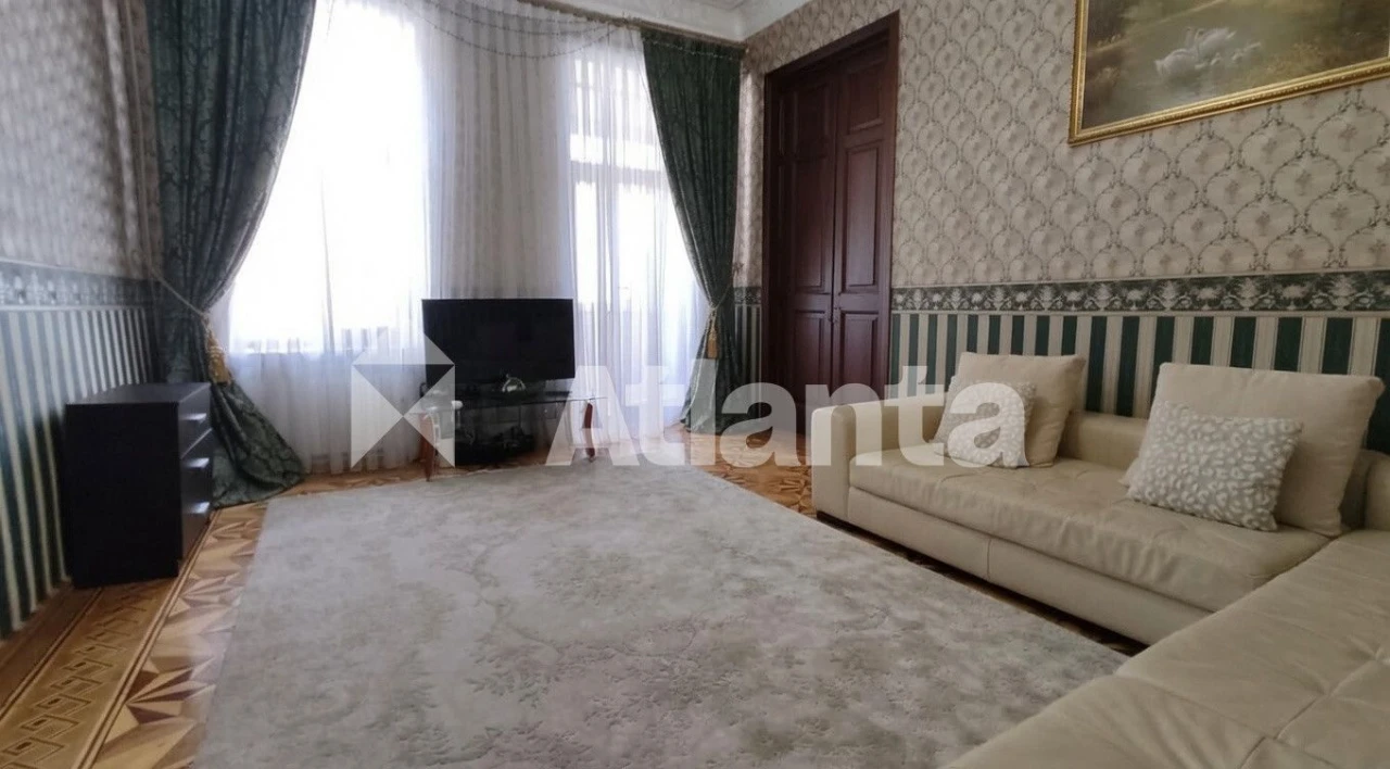 Historical city center. 5 rooms. Renovation