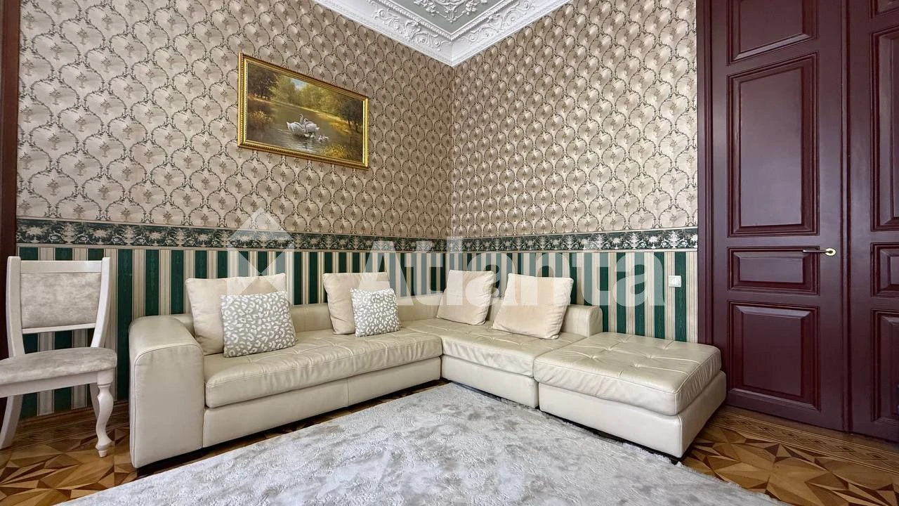 Historical city center. 5 rooms. Renovation