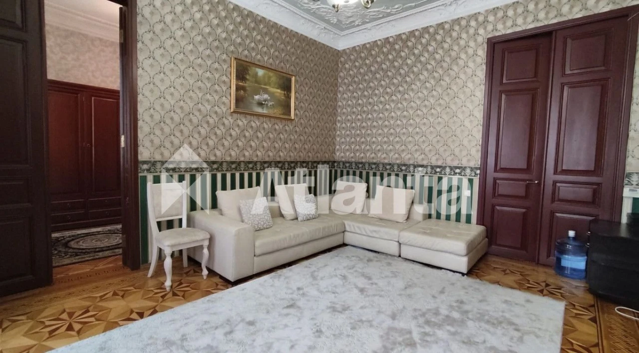 Historical city center. 5 rooms. Renovation