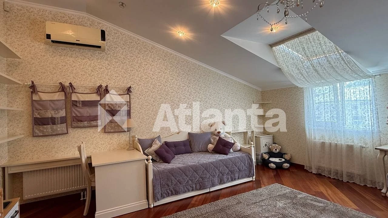 Historical city center. 5 rooms. Renovation