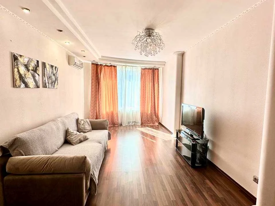 Apartment. Дніprovska Naborhna str.