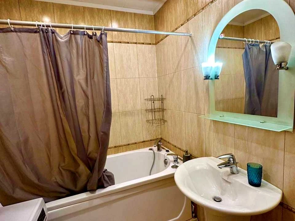 Apartment. Дніprovska Naborhna str.