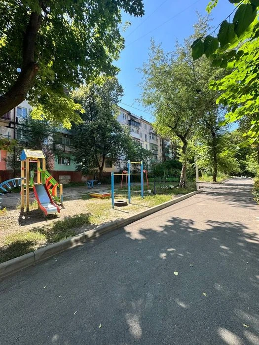 Продажа: Однокомнатная квартира на 12 квартале.