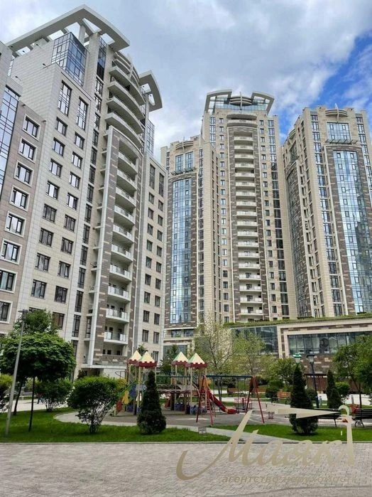 4-room apartment for sale in Bulvar Fontanov residential complex, ul. Sap