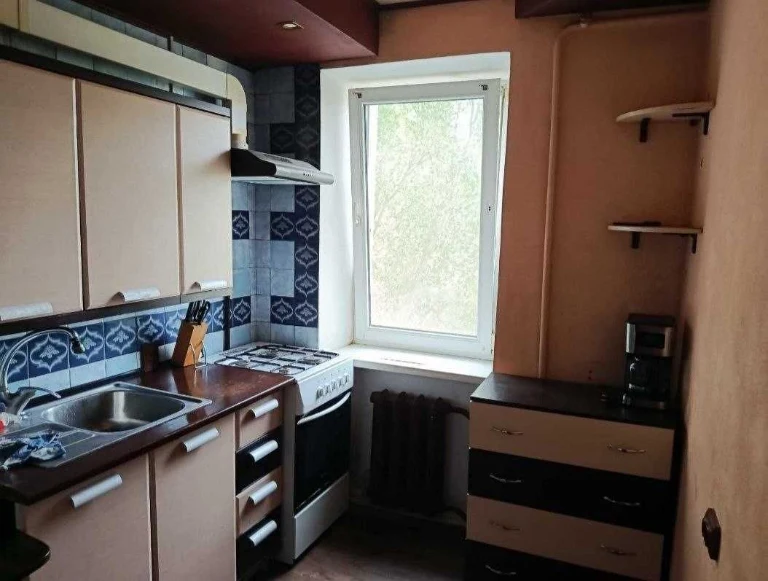 Продам 2 комнатную квартиру в кирпичном доме на ул. ак. Забо