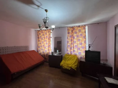 3-комнатная квартира (80 м2) на участке с местом для автомобиля и небольшим двором