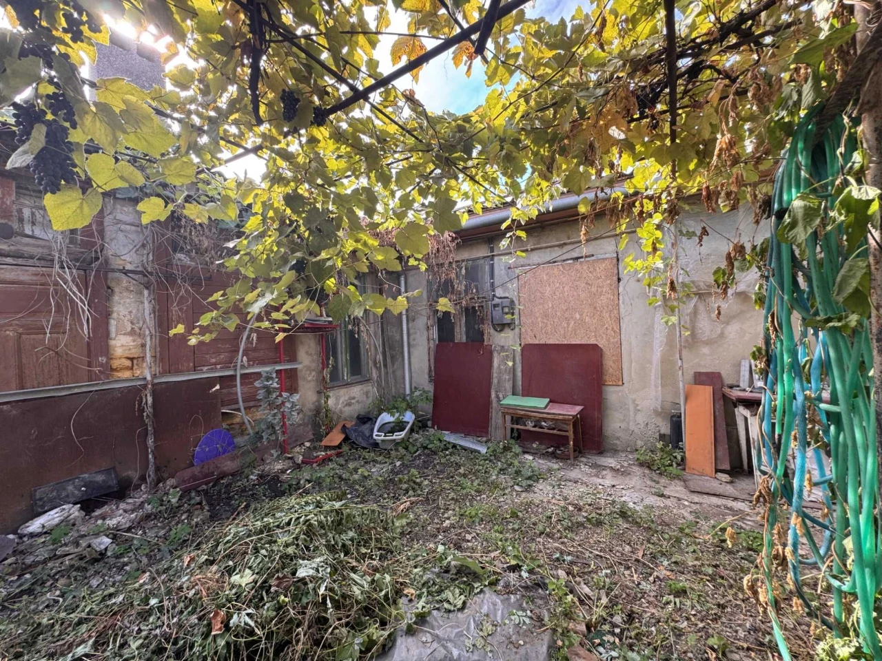 3-комнатная квартира (80 м2) на участке с местом для автомобиля и небольшим двором